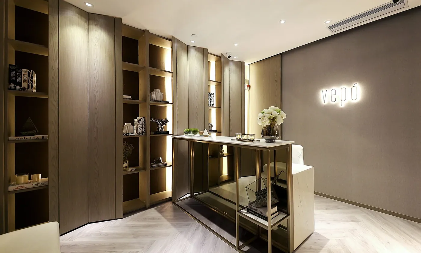Vepó 銅鑼灣店接待處，木飾面牆身與燈光 vepó 招牌